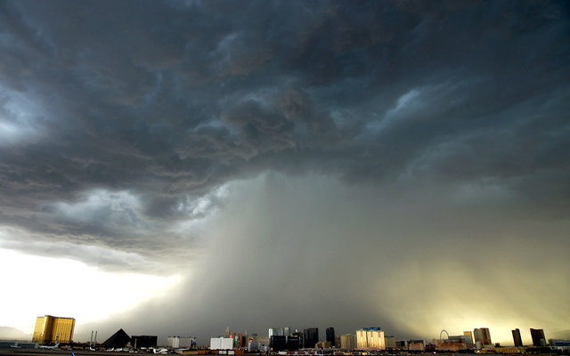 Giông bão gây mưa đá tại nhiều khu vực ở thành phố Las Vegas, Mỹ.