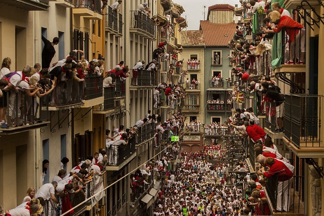 Đông đảo người dân và du khách tham gia lễ hội bò rượt San Fermin ở Pamplona, Tây Ban Nha.