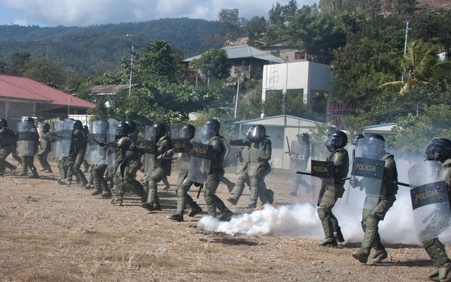 Cảnh sát Đông Timor tham gia một cuộc diễn tập chống khủng bố ở Dili.