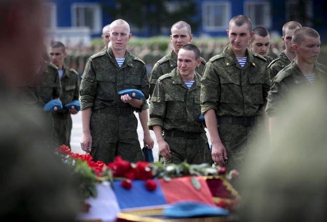 Binh sĩ tưởng niệm các đồng đội thiệt mạng trong vụ sập trại lính ở Omsk, Nga. Tai nạn khiến 23 binh sĩ thiệt mạng.