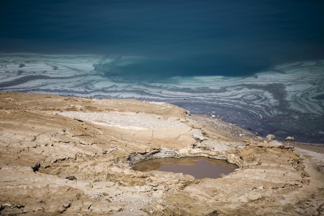 Hố tử thần xuất hiện trên bờ biển Chết ở Israel.