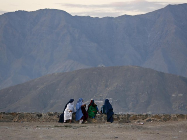 Những người phụ nữ ngồi trên đỉnh đồi ngắm cảnh thành phố Kabul, Afghanistan.