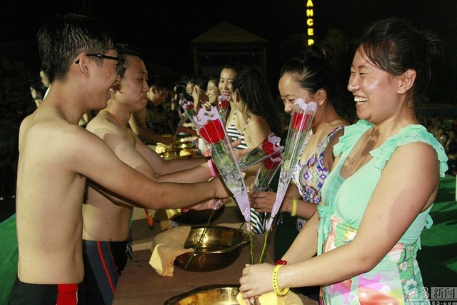 Màn tặng hoa của các chàng trai dành cho các cô gái mà họ đã chọn.