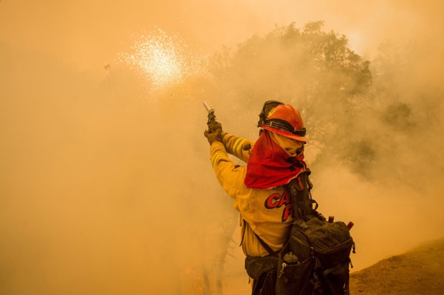 Lính cứu hỏa bắn pháo sáng để phóng hỏa chặn cháy rừng gần thành phố Clearlake, bang California, Mỹ.