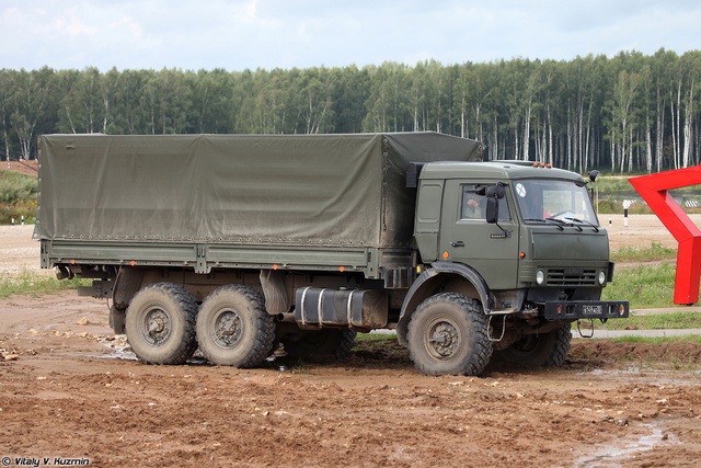 Xe tải Kamaz 53501 vượt địa hình lầy lội.