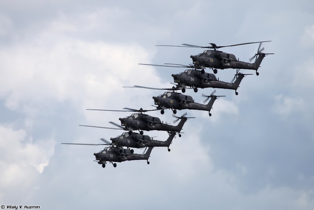 Dàn trực thăng tấn công Mi-28 được chia thành 2 nhóm, mỗi nhóm 4 chiếc thực hiện màn nhào lộn và tấn công của riêng mình