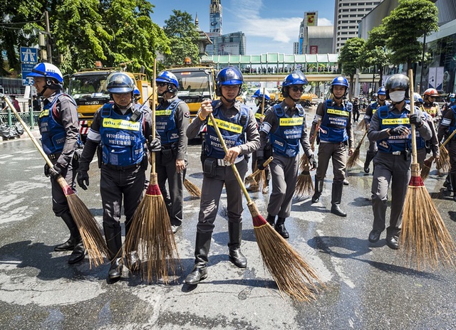 Cảnh sát làm sạch đường phố trước ngôi đền Erawan tại thủ đô Bangkok, Thái Lan sau vụ đánh bom kinh hoàng.