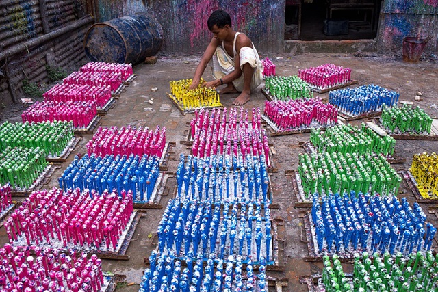 Trẻ em đang làm việc tại một nhà máy bóng bay ở Dhaka, Bangladesh.