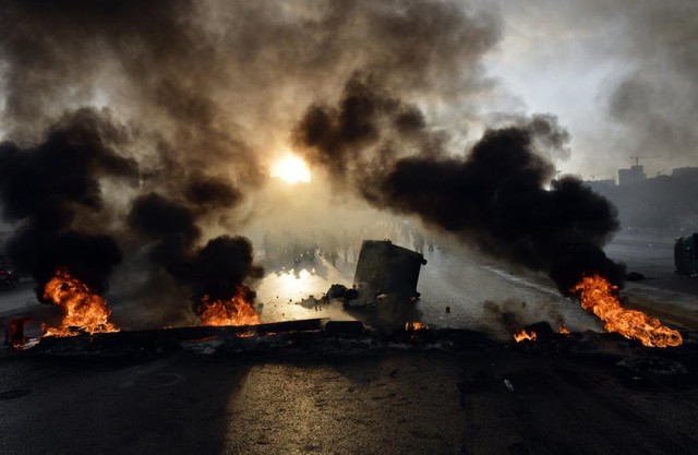 Người biểu tình đốt lốp xe chặn đường tại thành phố Beirut, Li Băng.