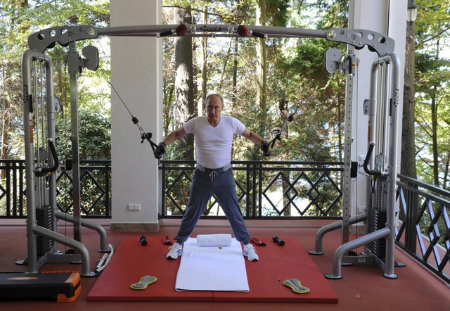 Tổng thống Nga Vladimir Putin tập luyện tại phòng thể hình ở Bocharov Ruchei, dinh thự nghỉ dưỡng dành cho tổng thống tại thành phố Sochi.