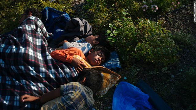 
Những đứa trẻ tị nạn Syria phải nằm ngủ vạ vật ngay bên đường ray tàu hỏa tại Hungary.

