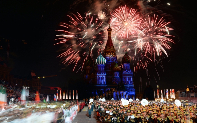 Pháo hoa rực sáng trên nhà thờ Saint-Basil trong lễ khai mạc lễ hội âm nhạc và quân sự Spasskaya ở quảng trường Đô, Moscow, Nga.