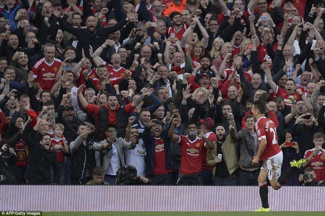 
NHM Man United vô cùng phấn khích khi tỷ số được nâng lên 2-0.
