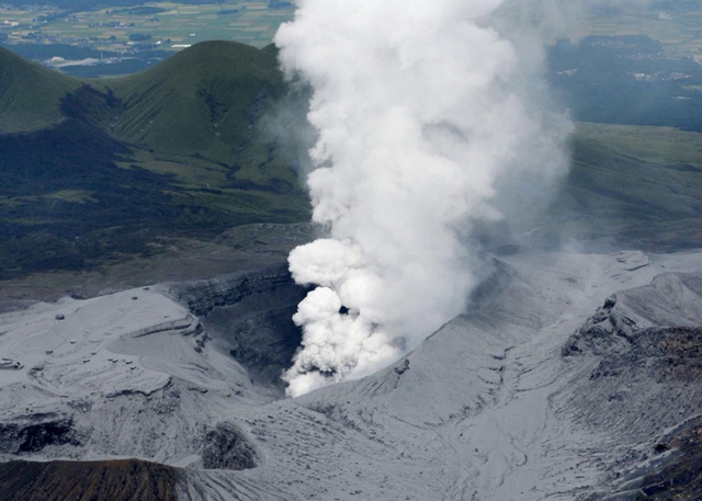 
Khói bụi bốc lên từ miệng núi lửa Aso trên đảo Kyushu của Nhật Bản, sau khi núi lửa này hoạt động trở lại ngày 14/9. 
