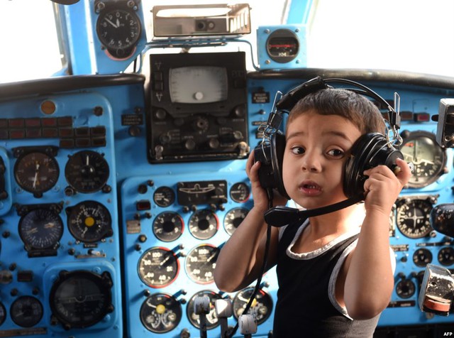 Em bé thích thú chơi đùa trên chiếc máy bay chở khách Liên Xô Yakovlev Yak-40 đã được cải tạo thành một trường mẫu giáo thú vị ở thành phố Rustavi, Georgia.