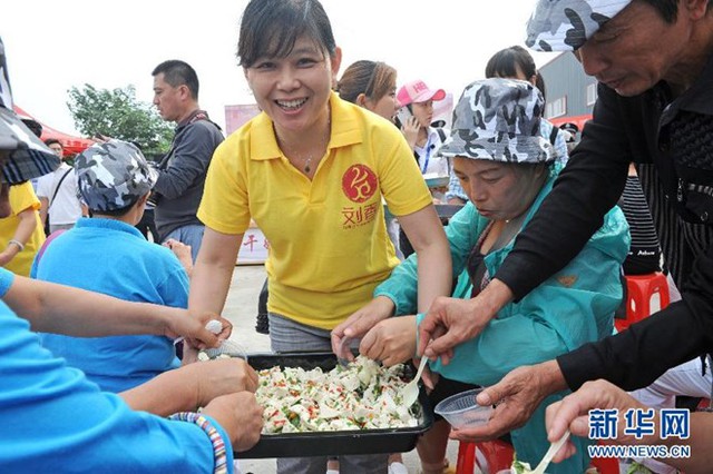 
Người dân thưởng thức món đậu phụ trong lễ hội. (Nguồn: Xinhua)
