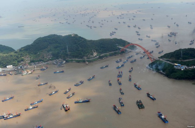Hàng nghìn con thuyền rời cảng ra khơi sau khi lệnh cấm đánh bắt theo mùa kết thúc ở Ninh Ba, Chiết Giang, Trung Quốc.