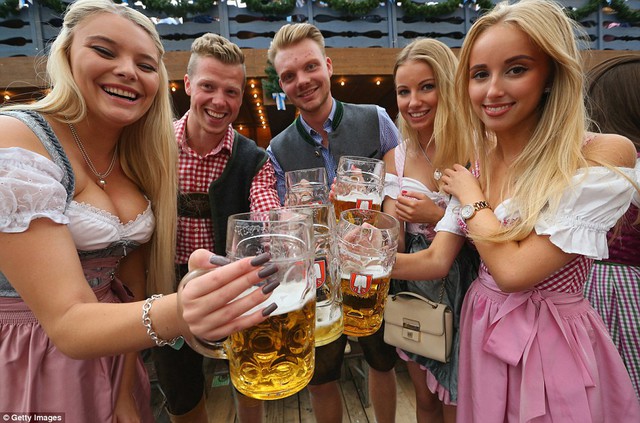 Du khách từ khắp nơi trên thế giới tham dự lễ hội bia truyền thống Oktoberfest được tổ chức tại thành phố Munich, Đức.