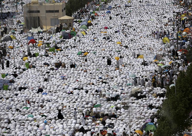 
Hàng chục nghìn người cầu nguyện bên ngoài thánh đường dưới cái nắng nóng của mùa hè Saudi Arabia. Ảnh: Reuters
