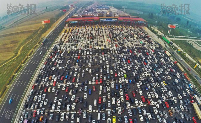 
Hàng nghìn ôtô nối đuôi nhau, chôn chân trên một tuyến đường cao tốc dẫn vào thủ đô Bắc Kinh, Trung Quốc, vào ngày cuối cùng của kỳ nghỉ lễ quốc khánh.
