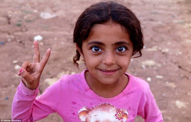 
Bé gái giơ ngón tay tạo biểu tượng “hòa bình”, thứ mà chỉ kéo dài trong thời gian ngắn ngủi tại thành phố Kobane.
