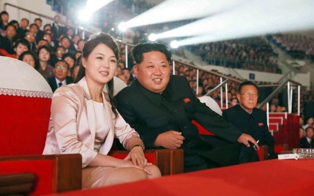 
Nhà lãnh đạo Triều Tiên Kim Jong Un và vợ Ri Sol-ju xem nhóm nhạc nữ trình diễn tại một buổi hòa nhạc ở thủ đô Bình Nhưỡng.
