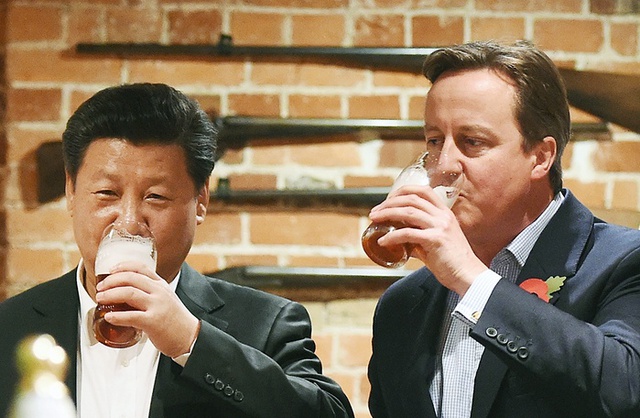 Thủ tướng Anh David Cameron và Chủ tịch Trung Quốc Tập Cận Bình cùng uống bia trong một quán rượu tại Anh.