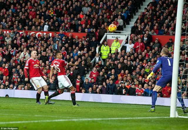 
Jesse Lingard đánh đầu trúng xà ngang Man City.
