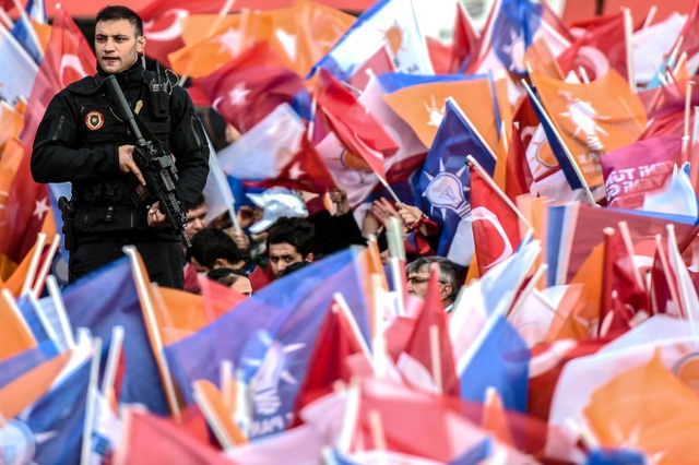 Cảnh sát đứng bảo vệ khi những người ủng hộ đảng cầm quyền ở Thổ Nhĩ Kỳ tham dự một buổi mít tinh ở thành phố Istanbul.