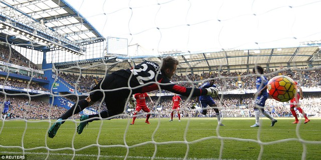 
Ramires mở tỷ số cho Chelsea ngay từ phút thứ 4, bằng một pha đánh đầu đập đất vô cùng nguy hiểm.
