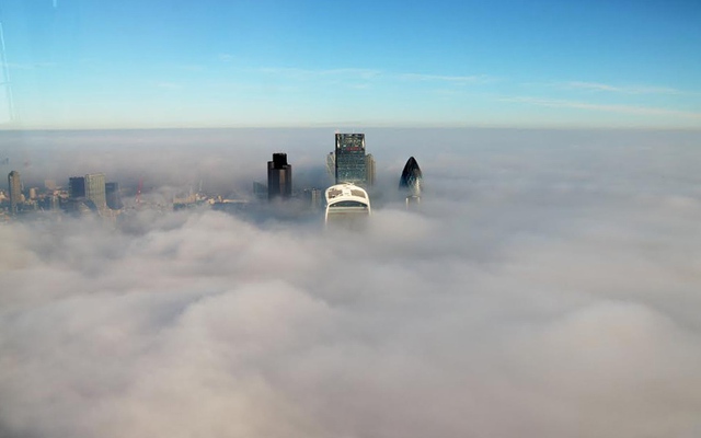 Sương mù bao phủ các tòa nhà cao tầng tại thành phố London, Anh.