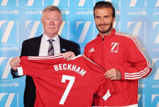 
Trước trận, Sir Alex chụp ảnh chung với Beckham.
