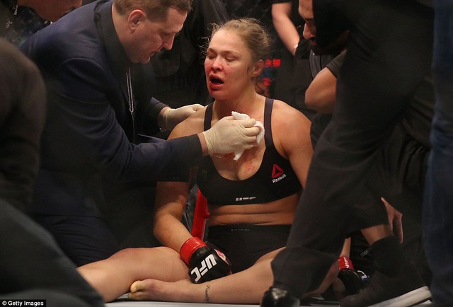 
Ronda lần đầu tiên nếm trải cảm giác thất bại khi chuyển sang thi đấu MMA.
