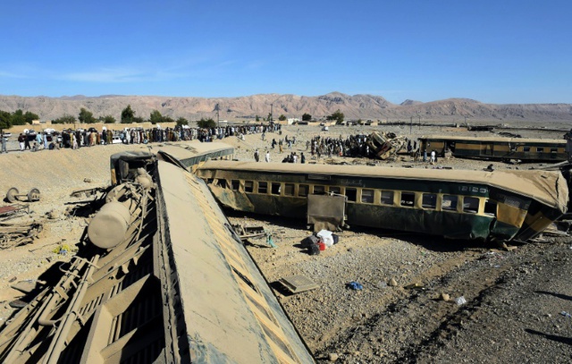 Lực lượng an ninh và người dân địa phương tập trung tại hiện trường tàu hỏa trật đường ray ở Pakistan, khiến 11 người thiệt mạng.