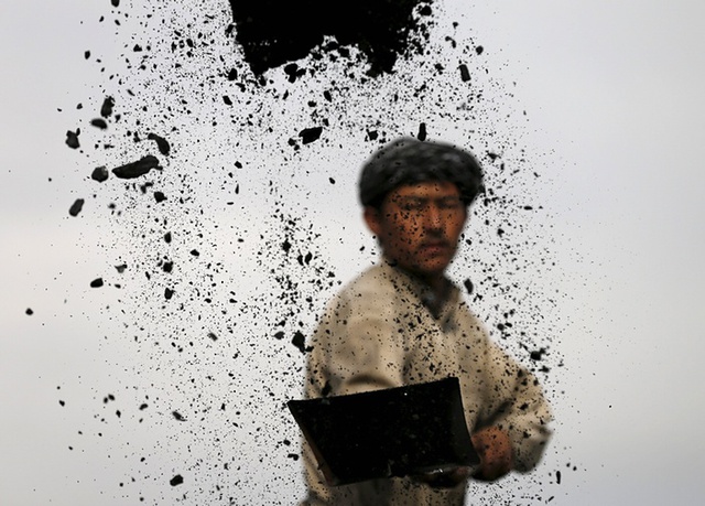 Người lao động dỡ than từ một xe tải tại thành phố Kabul, Afghanistan.