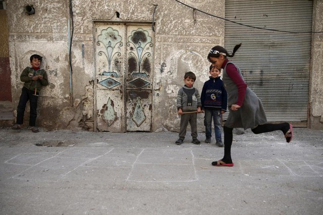 Trẻ em chơi đùa trên đường phố ở Damascus, Syria.