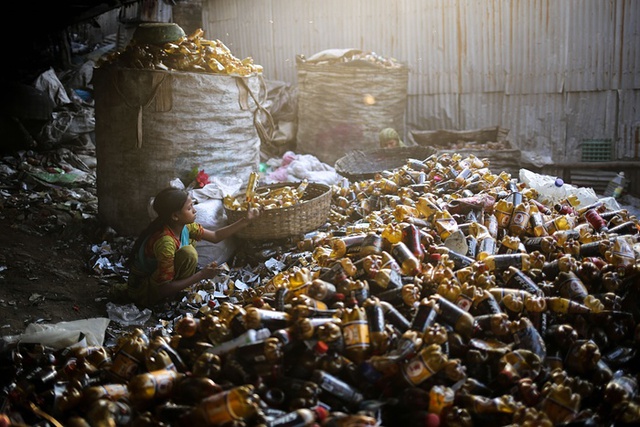 Bé gái làm việc tại một xưởng tái chế đồ nhựa ở thành phố Dhaka, Bangladesh.