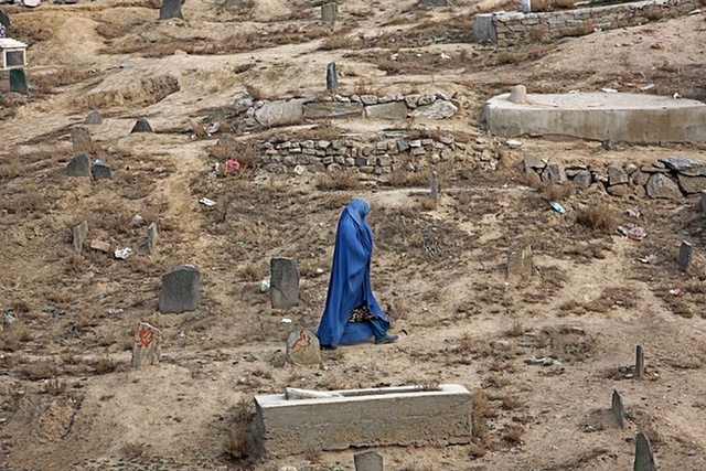 
Người phụ nữ thăm một người thân tại một nghĩa trang ở Kabul, Afghanistan.
