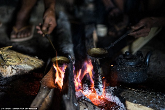
Nhiếp ảnh gia người Úc Raphael Korman đã tìm đến Longwa sau khi nghe được truyền thuyết về bộ tộc săn đầu người nhưng cái ông thấy lại là vết sẹo nhức nhối do ma túy gây ra.
