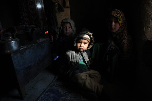 Các bé gái sơ tán vì xung đột ngồi trong một túp lều tạm ở ngoại ô thành phố Herat, Afghanistan.
