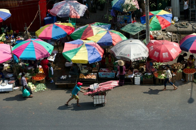 Người bán kẻ mua tại một khu chợ ở Yangon, Myanmar.