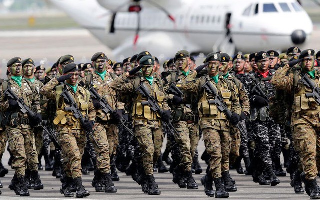 Lực lượng đặc nhiệm Philippines diễu hành qua lễ đài.