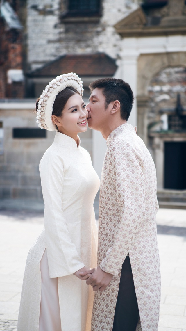 
Ngoài đồ cưới hiện đại, được đặt thiết kế riêng, Diễm Trang và ông xã còn diện trang phục áo dài truyền thống của Việt Nam để chụp hình trên đường phố Châu Âu.

