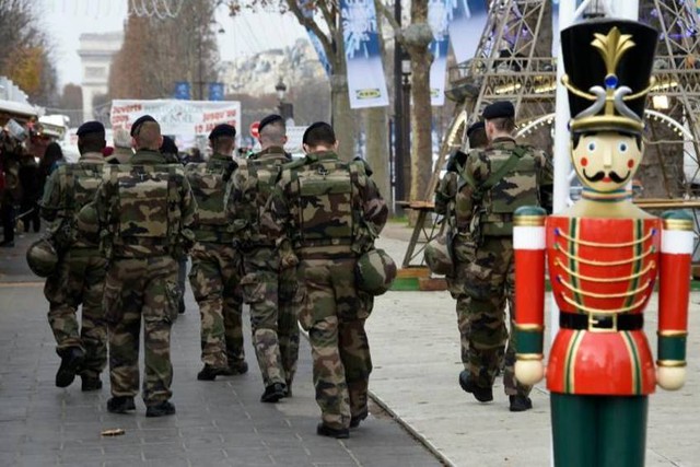 
Binh lính Pháp tuần tra tại một khu chợ Giáng sinh trên đại lộ Champs-Elysees ở Paris.
