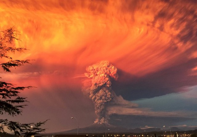 
Khói và tro bụi bốc lên từ núi lửa Calbuco nhìn từ thành phố Puerto Montt ngày 22-4. Núi lửa Calbuco ở miền nam Chile đã phun trào lần đầu tiên trong hơn năm thập kỷ qua hồi tháng Tư, khiến khói và tro bao phũ hàng dặm trên bầu trời.
