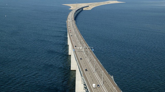 
Độ cao của cầu hạ dần về hướng Đan Mạch

