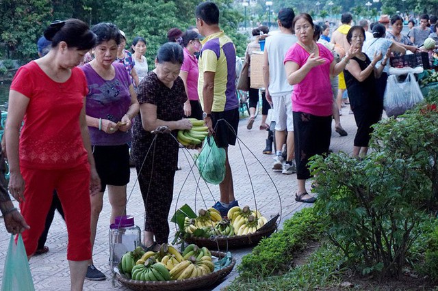 Môi trường rèn sức khỏe lý tưởng trên đường Thanh Niên bị thu hẹp do sự đông đúc của khu chợ.