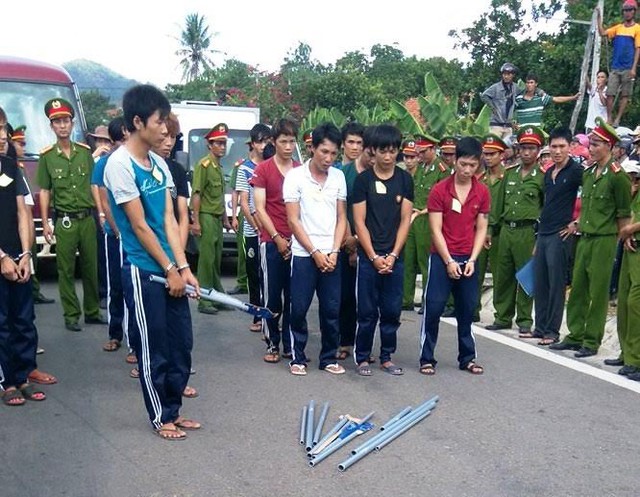 
Các đối tượng liên quan và hung khí phục dựng trong buổi thực nghiệm điều tra tại hiện trường sáng nay
