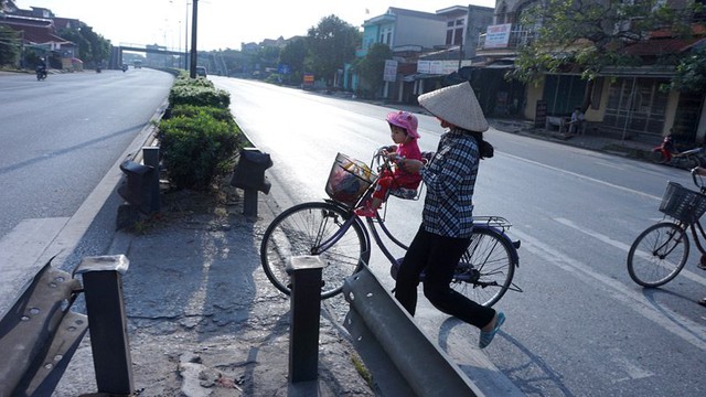 
Người dân nháo nhác sợ hãi mỗi khi phải vượt qua điểm sang đường đầy nguy hiểm.
