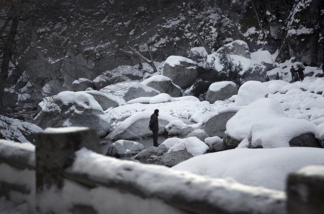 Một người đàn ông đứng dưới chân núi Myohyang, điểm du lịch hấp dẫn của dân bản địa và khách du lịch. (Nguồn: Sputniknews)